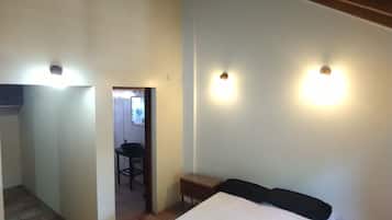 Basic Double or Twin Room, Women only | Wi-fi percuma, cadar katil