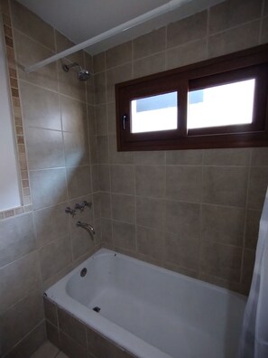 Dormitorio compartido básico, dormitorio mixto | Baño | Bidet y toallas 