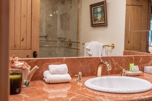 Een douche, een haardroger, handdoeken