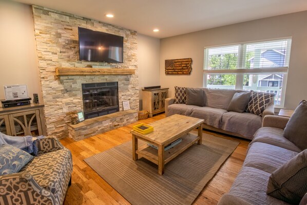 Een smart-tv en een open haard