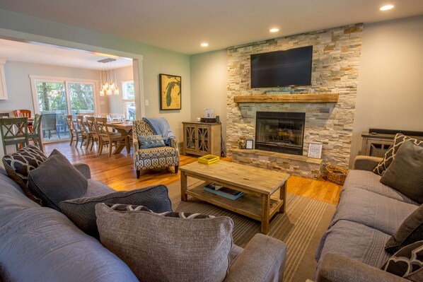 Smart TV, fireplace