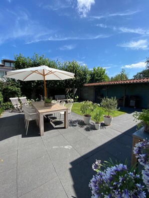 Outdoor dining - Luxury corner house with 3 double bedrooms, private garden and private parking. (Bergen)