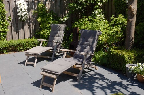 Luxury corner house with 3 double bedrooms, private garden and private parking.