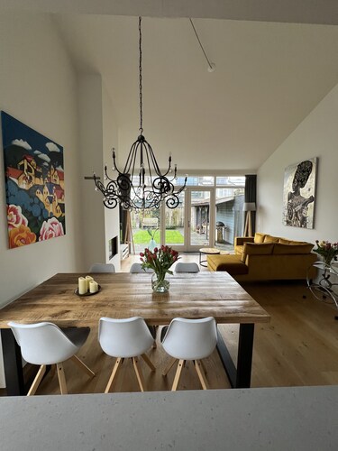 Luxuriöses Eckhaus mit 3 Schlafzimmern, privatem Garten und privatem Parkplatz.