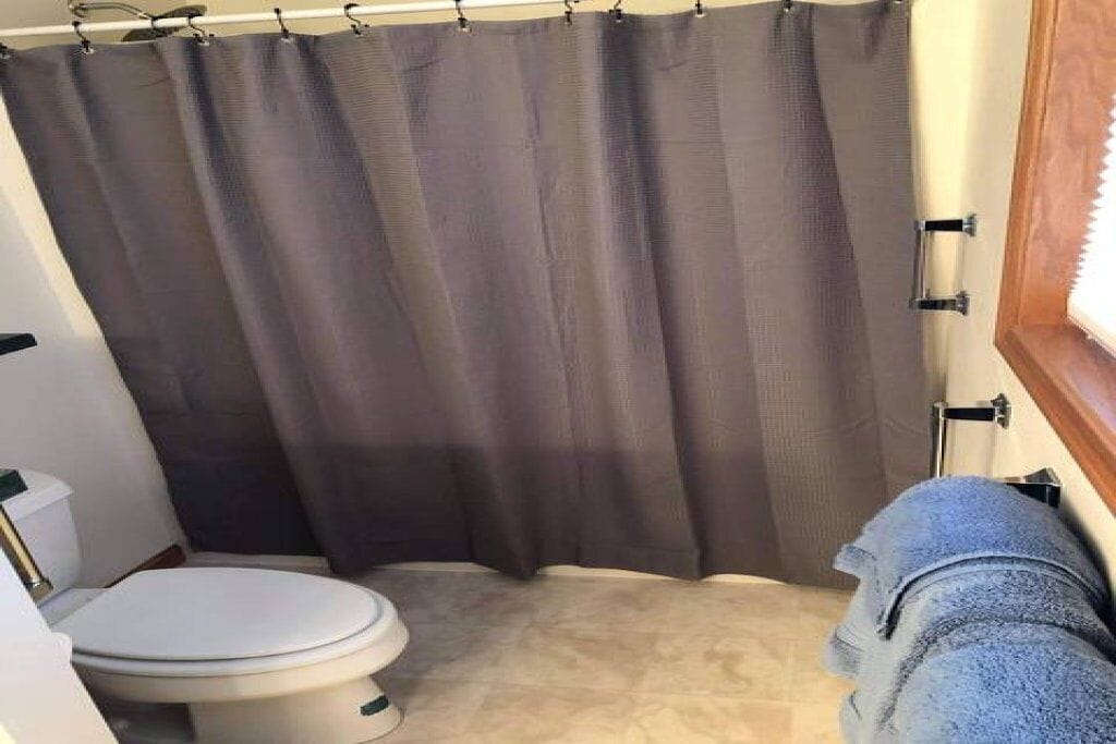 Douche, séchoir à cheveux, serviettes fournies, savon