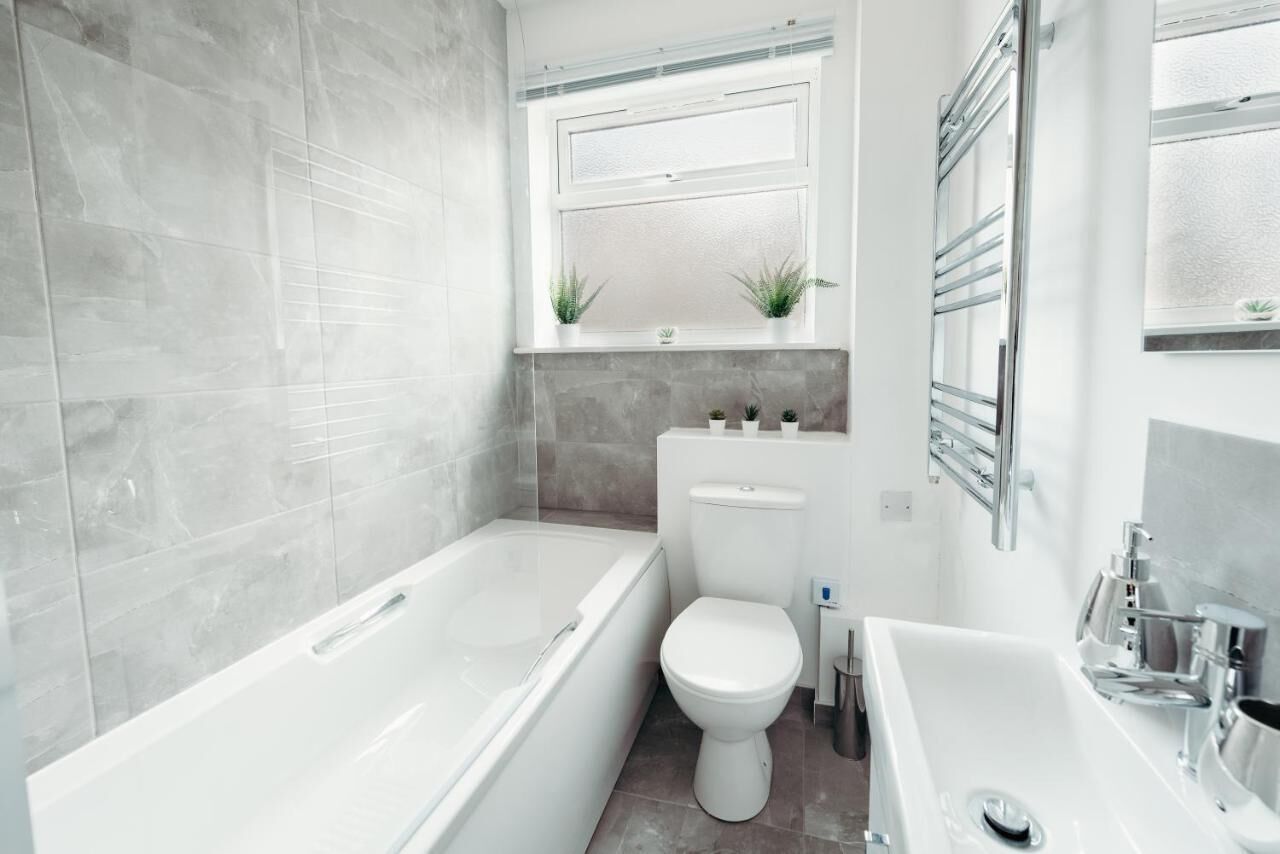 Apartment | Bathroom | Shower, rainfall showerhead, towels