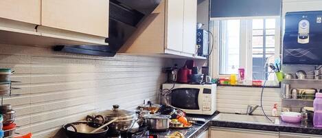 Een koelkast, een microgolfoven, een oven, een kookplaat