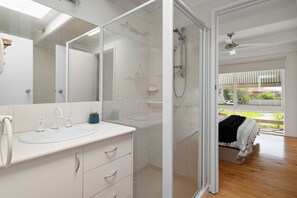 Shower - Charming Dromana Cottage (Dromana)