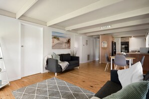 Smart TV - Charming Dromana Cottage (Dromana)