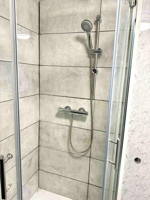 House | Bathroom | Combined shower/bathtub, deep-soaking bathtub, hair dryer, towels - Sleeps 8 Thamefront Gem w/ Petsok, Free Parking (Staines)