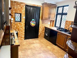 House | Private kitchen | Fridge, microwave, oven, stovetop