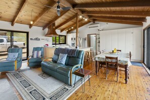 Smart TV, fireplace, books - Milpara Farm - 15mins from Mt Buller off mountain (Merrijig)