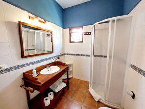 Dusche, Haartrockner, Handtücher, Seife