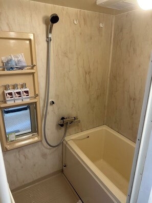 Amenidades de baño gratuitas, secadora de cabello, pantuflas, toallas 