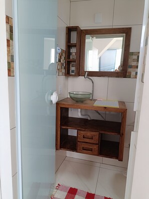 Secador de cabelo, papel higiênico