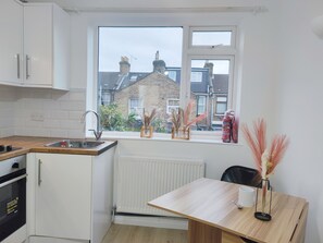 Private kitchen - 2-bed Flat Near Park in Central London (London)