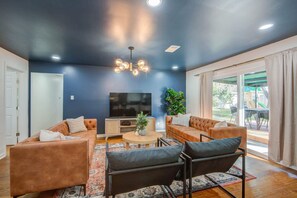 TV, offices - 4-BD Mid-Modern Century with Firepit & Playground (Houston)