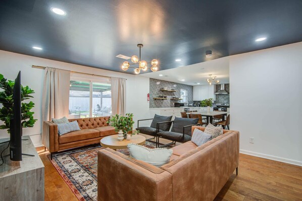 Televisión y oficina 