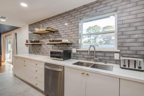 Fridge, microwave, oven, stovetop - 4-BD Mid-Modern Century with Firepit & Playground (Houston)