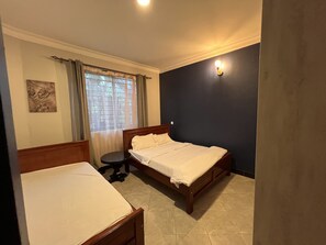 3 bedrooms, WiFi, bed sheets - Self contained rooms with independent bathroom (Kampala)