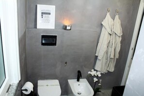 Shower, bidet, towels - BEACHFRONT LITTLE VILLA. Pool, Jacuzzi, sea★★★★★ (Marina di Andora)