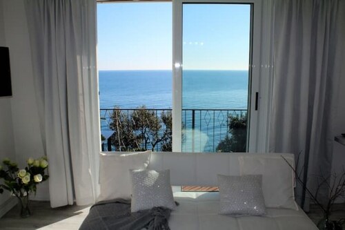 BEACHFRONT LITTLE VILLA. Pool, Jacuzzi, sea★★★★★