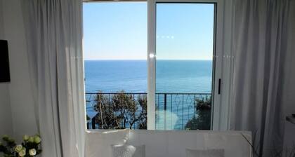 BEACHFRONT LITTLE VILLA. Pool, Jacuzzi, sea★★★★★