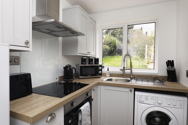 Refrigerador, microondas y tostadora