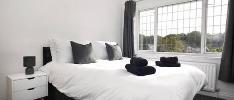 3 habitaciones, tabla de planchar con plancha, wifi y ropa de cama