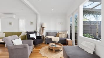 Smart TV, fireplace, books, stereo