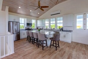 Fridge, microwave, stovetop, dishwasher - A ViewFaDayz - Brand New Pool Home with Dock Slip (Hope Town)