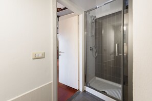 Basic Studio | Bathroom | Shower, hair dryer, bidet, towels - Tiny Velluti by Mmega (Florence)