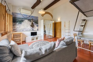 Basic Studio | Living area | 26-inch flat-screen TV with digital channels - Tiny Velluti by Mmega (Florence)