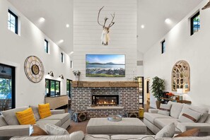 Smart TV, fireplace, offices - LBJ Lodge | Concierge Services (Kingsland)