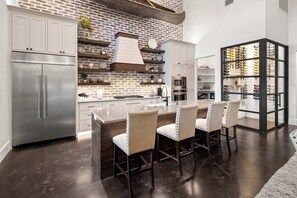 Fridge, microwave, oven, stovetop - LBJ Lodge | Concierge Services (Kingsland)