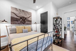 6 bedrooms, desk, iron/ironing board, travel crib - LBJ Lodge | Concierge Services (Kingsland)