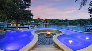 Una piscina al aire libre, una piscina climatizada