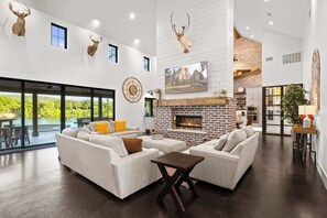 Smart TV, fireplace, offices - LBJ Lodge | Concierge Services (Kingsland)