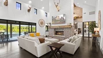 Een smart-tv, een open haard, videogames en een tafeltennistafel