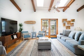 Una Smart TV, una mesa de tenis de mesa, libros