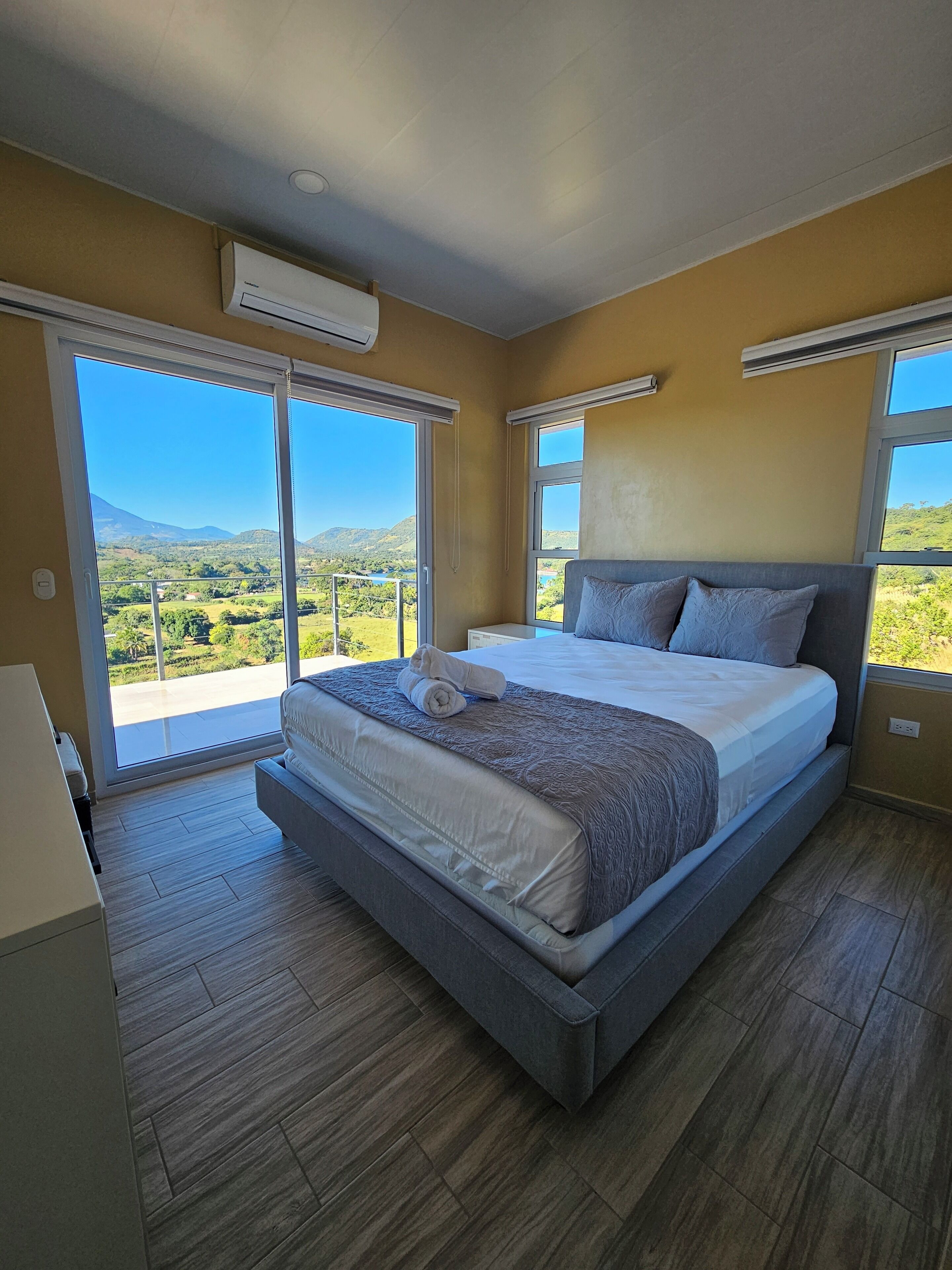 4 habitaciones, escritorio, tabla de planchar con plancha y wifi gratis 