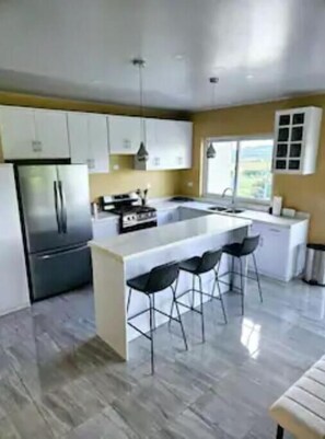 Geladeira, micro-ondas, fogão, cooktop