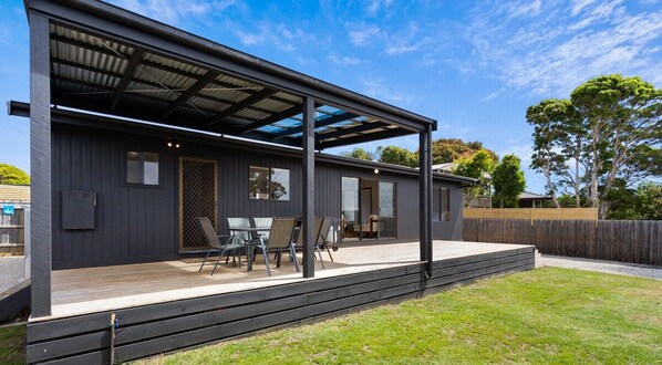 Outdoor dining - Retro Rita House Sleeps 7 (Cowes)