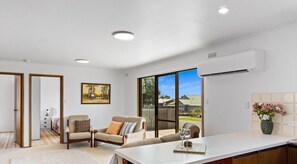 Interior - Retro Rita House Sleeps 7 (Cowes)