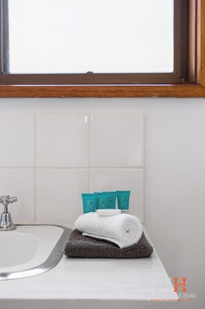 Shower, hair dryer, towels - Retro Rita House Sleeps 7 (Cowes)