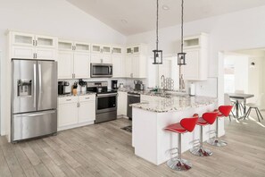 冷蔵庫、電子レンジ、オーブン、コンロ