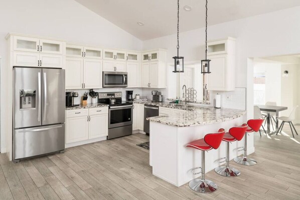 Frigorífico, microondas, horno y placa de cocina