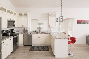 Frigorífico, microondas, horno y placa de cocina