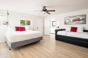 5 室のベッドルーム、デスク、アイロン / アイロン台、旅行用ベビーベッド