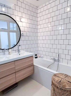 Serviettes fournies, savon, papier toilette